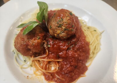 italian-meatballs-pasta-plate